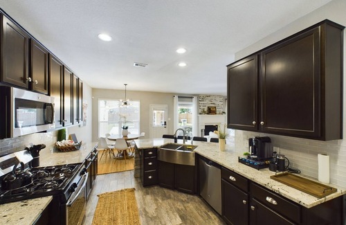 Houston House | Saddle & Spurs BNB - with heated pool