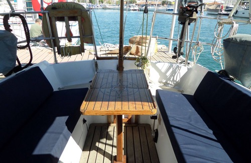 Le Mourillon Boat Rental | Sailboat docked in Toulon