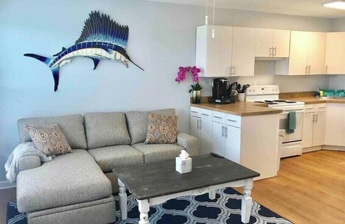 Stuart Apartment | Sailfish Suites - 11 - pet friendly!