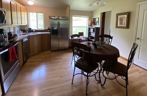 Gaston Cabin | Sain Creek Retreat at Hagg Lake, OR, 1 BDR/1BATH secluded Cabin sleeps 3 with AC