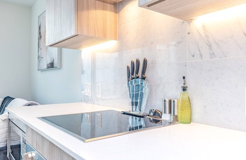 Niagara Condo | Saint Suites - Luxury High Rise Lake View/Gym/Wifi
