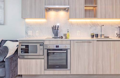 Niagara Condo | Saint Suites - Luxury High Rise Lake View/Gym/Wifi