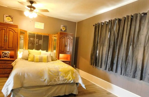 Oaks Corners Apartment | Saint Theresa 2, close to all amenities of the FLX!