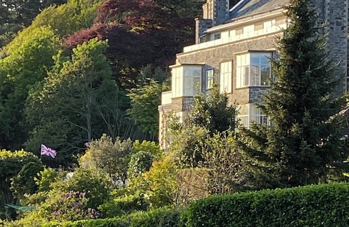 Salcombe Apartment | Salcombe 2 bed flat above beach, parking