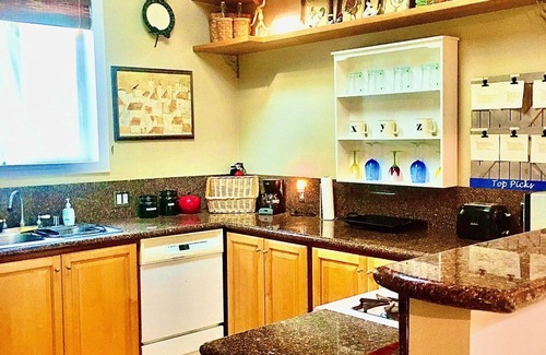 Hollywood House | Sallie's BEST Guesthouse: GREAT NEIGHBORHOOD, comfortable, convenient, beautiful