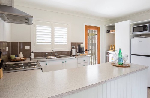 Erowal Bay House | Salt & Pepper - Pet Friendly - 5 Mins to Beach