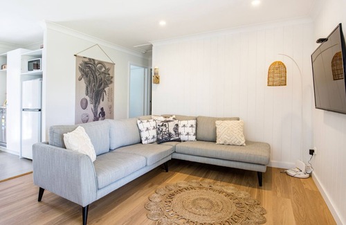 Erowal Bay House | Salt & Pepper - Pet Friendly - 5 Mins to Beach