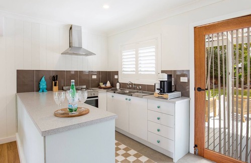Erowal Bay House | Salt & Pepper - Pet Friendly - 5 Mins to Beach