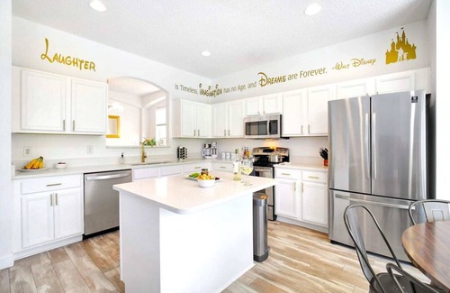 West Kissimmee Villa | SALT WATER POOL*EXPANSIVE POOL DECK* LED POOL FOUNTAIN JETS