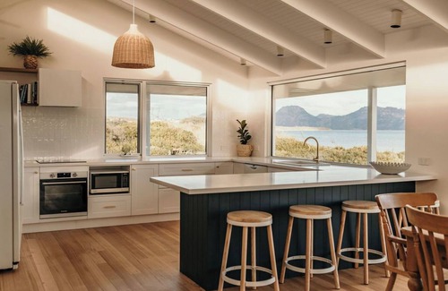 Dolphin Sands House | Saltair Freycinet - The beach is on your doorstep!