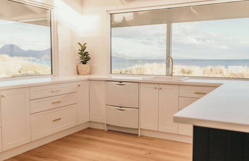 Dolphin Sands House | Saltair Freycinet - The beach is on your doorstep!