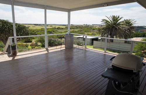 Limestone Coast House | Saltburn Beach House with a deck and views!