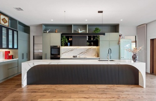 Rye House | Saltwater FIELD-650m to beach+8m heated*POOL-6 bedrooms, up to 22 guests FOXTELn