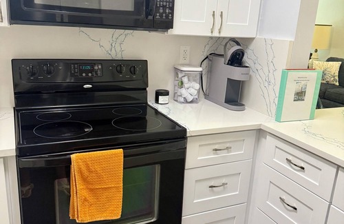 Jupiter House | Salty Sea Home Jupiter/Tequesta! 4-bedroom 2-bath fully furnished home, sleep 8.
