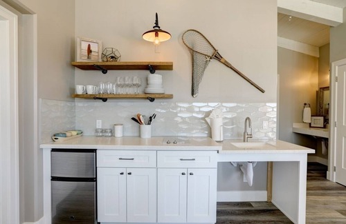 Morro Bay Condo | Salty Sisters Suites at Morro Rock - large suite with rock view