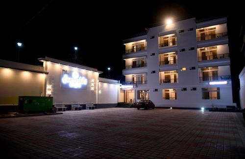 Piriyapatna Hotel | Samruddhi Comforts