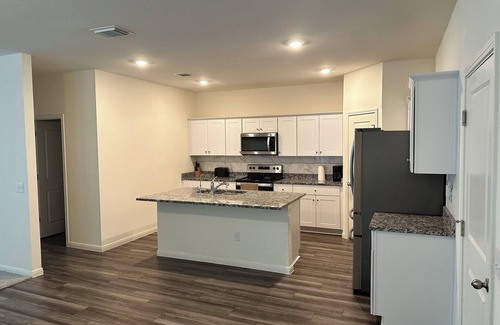 Hutto House | Samsung Close New Home 5-6 BR’s- 9 Beds