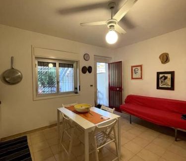 San Giorgio House | San Giorgio (Me) Comodo appartamento a 100 metri dal mare in elegante residence, 4/5 posti letto, parcheggio privato.