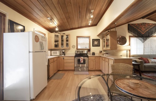 Northwood Cabin | Sanctuaire ~ Private Retreat in Monte Rio
