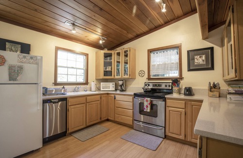 Northwood Cabin | Sanctuaire ~ Private Retreat in Monte Rio