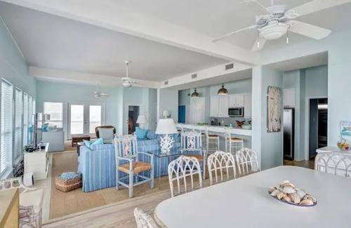 Pirates Beach House | Sand Beach Home - Beach front sleeps 25+people!