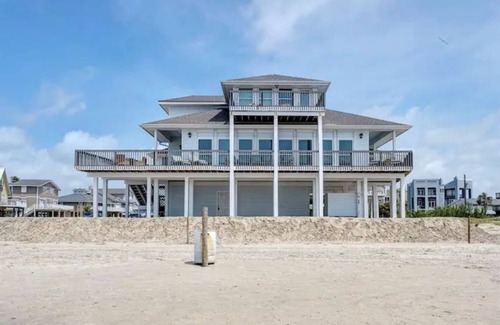 Pirates Beach House | Sand Beach Home - Beach front sleeps 25+people!