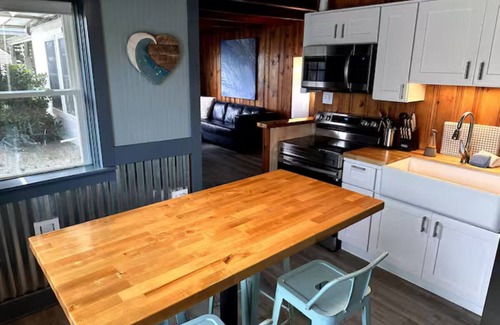 Colington Cottage | Sand Life - Pelican's Southern Nest! - Pet Friendly!