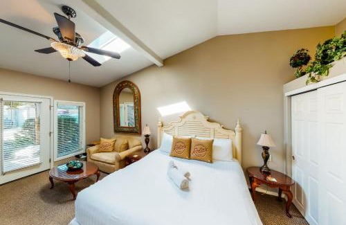Downtown Cannon Beach House | Sandals Inn | Spa Suite & Oceanside Cabana