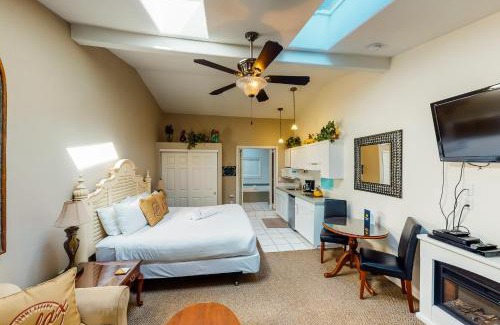 Downtown Cannon Beach House | Sandals Inn | Spa Suite & Oceanside Cabana