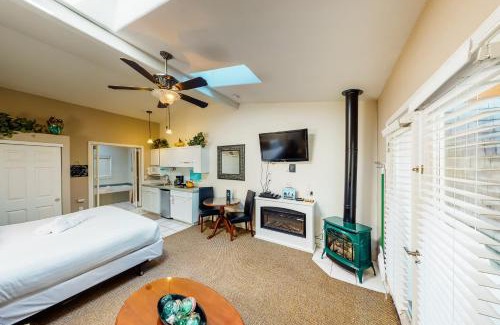 Downtown Cannon Beach House | Sandals Inn | Spa Suite & Oceanside Cabana