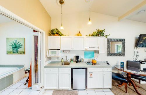 Downtown Cannon Beach House | Sandals Inn | Spa Suite & Oceanside Cabana