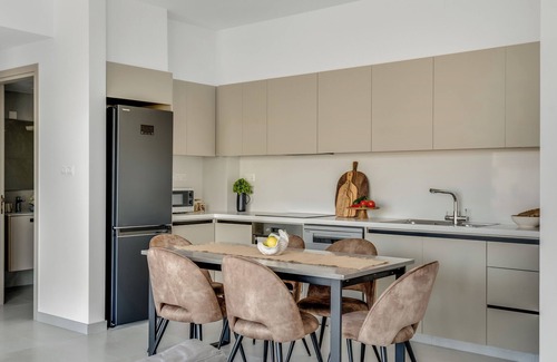 Agios Athanasios Apartment | Sanders Elgio - Delightful 2-Bdr Apt with Balcony