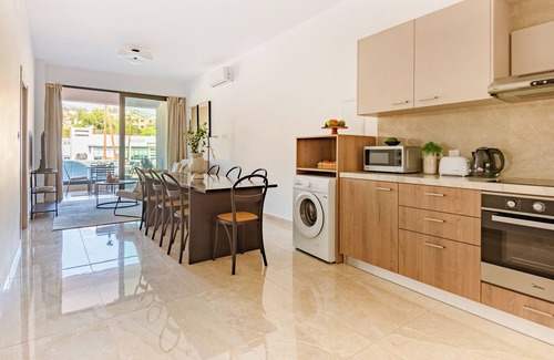 Agios Tychon Apartment | Sanders River Plaza - Super 2-Bdr Apt with Balcony