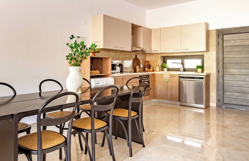 Agios Tychon Apartment | Sanders River Plaza - Super 2-Bdr Apt with Balcony