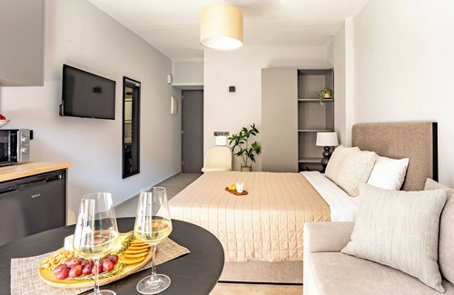 Thessaloniki City Centre Apartment | Sanders Tower Centre - Chic Studio w Balcony