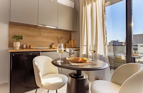 Thessaloniki City Centre Apartment | Sanders Tower Centre - Cheerful Studio w Balcony
