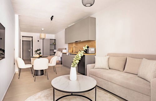 Thessaloniki City Centre Apartment | Sanders Tower Centre - Modern Sup Studio w Balcony