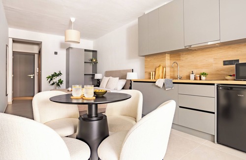 Thessaloniki City Centre Apartment | Sanders Tower Centre - Modern Sup Studio w Balcony