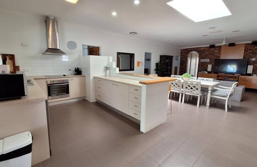 Traviston House | SandNSea - Only Steps to the beach -Pet Friendly Accommodation