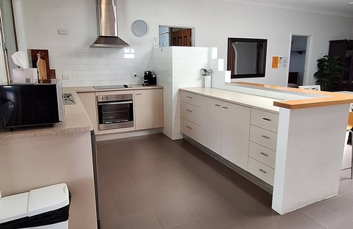 Traviston House | SandNSea - Only Steps to the beach -Pet Friendly Accommodation