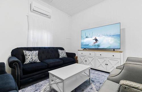 Bongaree House | Sandown Beachside Cottage