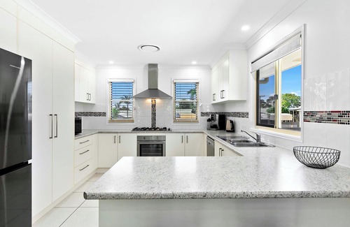 Traviston House | Sandpiper - Walk to beach - Sleeps 6 - Air Con - Linen - Wifi