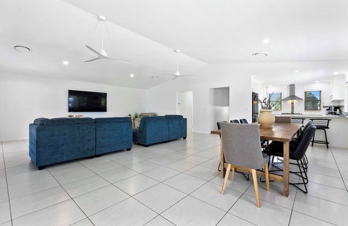 Traviston House | Sandpiper - Walk to beach - Sleeps 6 - Air Con - Linen - Wifi