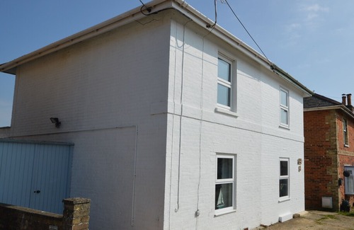 Ryde Cottage | Sands Cottage - a cottage that sleeps 4 guests in 2 bedrooms
