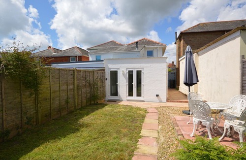 Ryde Cottage | Sands Cottage - a cottage that sleeps 4 guests in 2 bedrooms