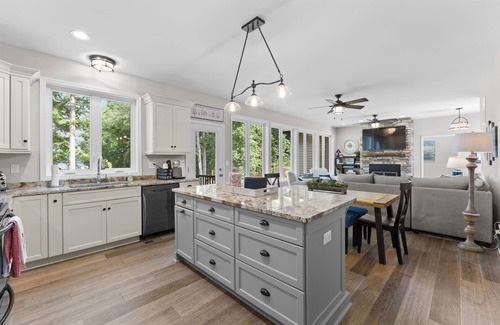 Troutman House | Sandy Beach, 2 King Suites, Game Rooms & Views!