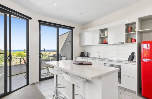 Lorne House | Sandy Beach Apt 4 - Location and WiFi are everything!