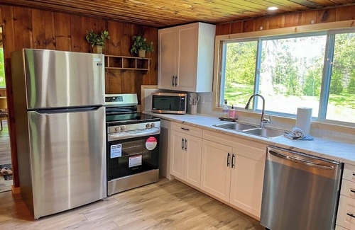Bayfield Cottage | Sandy Edge Retreat-Awesome Beach! - Private Lake Access