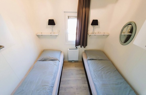 Petten Ski Chalet | Sandy Feet Retreat, comfortable chalet on 5* campsite 1km from Petten beach