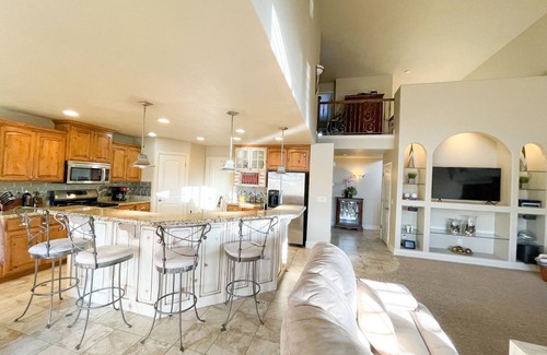 Sandy House | Sandy Pool House, Bar, Hot Tub and Gym, Sleeps 11!